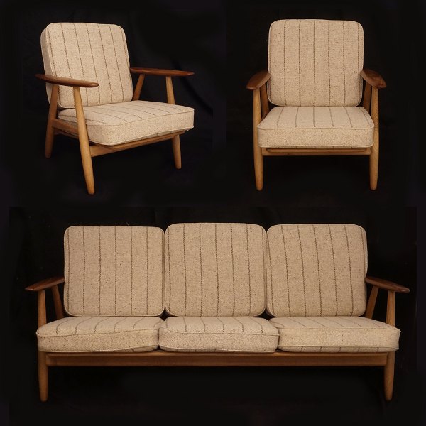 Hans J. Wegner, 1914-2007: "Cigarren". Møbelsæt bestående af to armstole og en 
sofa. Massivt stel i eg og armlæn i teak. GE 240. Designet af Wegner 1955