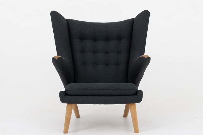 Hans J. Wegner / AP Stolen
AP 19 - Reupholstered Papa Bear chair in Clara 2 wool (code: 987) w. buttons in 
Savanne leather (color: Coffee). Paws and legs in oak.
Availability: 6-8 weeks
Renovated
