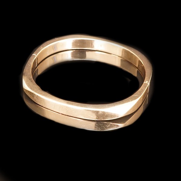 Oplukkelig armring i 14kt guld. Indvendige mål: 5,1x5,8cm. V: 15,3gr