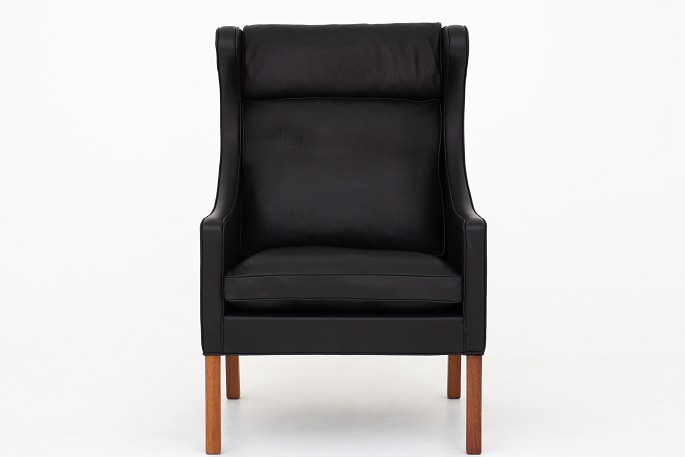 Børge Mogensen / Fredericia Furniture
BM 2204 - Reupholstered lounge chair in black Pleasure leather. KLASSIK offers 
upholstery of the chair in fabric or leather of your choice.
Availability: 6-8 weeks
Renovated
