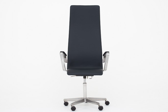 Arne Jacobsen / Fritz Hansen
AJ 3292 Oxford - Reupholstered highback office chair in Savanne Navy leather w. 
a steel base. KLASSIK offers upholstery of the chair in fabric or leather of 
your choice.
Availability: 6-8 weeks
Renovated
