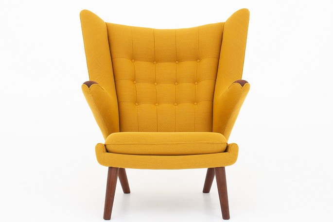 Hans J. Wegner / AP Stolen
AP 19 - Papa Bear in teak reupholstered with Steelcut Trio wool col. 453
Availability: 6-8 weeks
Renovated
