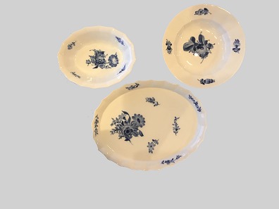 "Blå blomst" / Blue flower with edges
Bowl no. 8632
Dish no. 8524
Deep plate no. 8546
(7 pieces)
Royal Copenhagen
Porcelain
Bowl: L: 23,5 cm, W  18,5 cm
Dish: L: 36,5 cm, W: 29 cm
Plate: Diameter: 25,5 cm
Bowl: First assortment, 550 DKK
Dish: Second assortment, 575 DKK
Plate: 225 DKK
