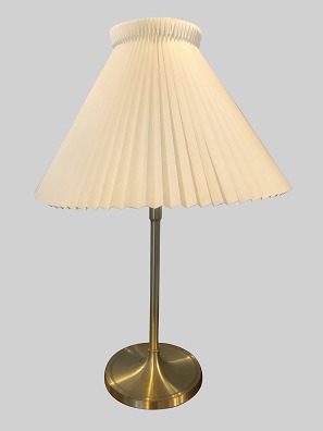 Le Klint Tablelamp model 307
Le Klint
55 cm
Shade with single defect
Esben Klint
