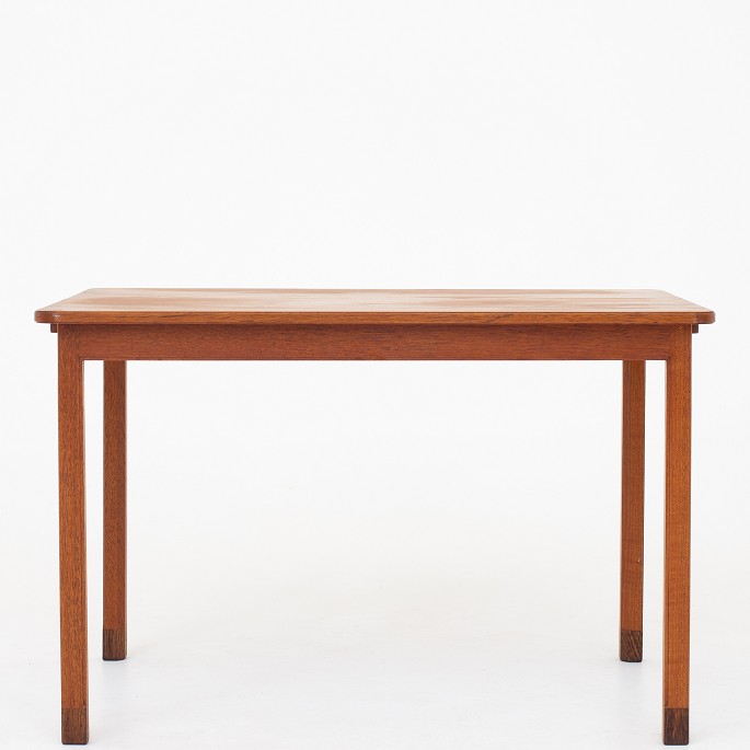 Tove & Edvard Kindt-Larsen / Thorald Madsen
Coffee table in teak w. pull-outs in black formica and shoes in wengé.
1 pc. in stock
Good condition
