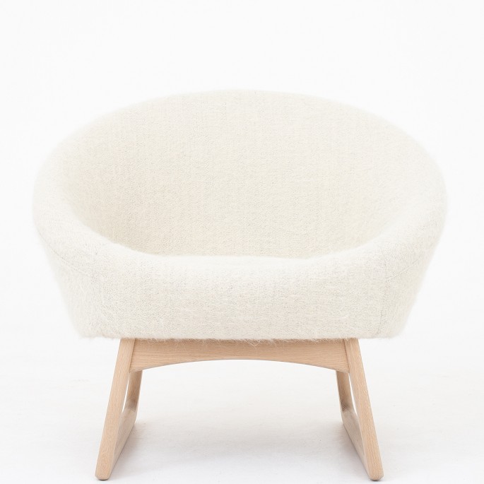 Kurt Østervig / Klassik Studio
57A - The Tub Chair in Pierre Frey (Yeti) textile on a frame of oak.
Availability: 6-8 weeks
Renovated
