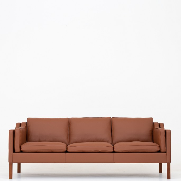 Børge Mogensen / Fredericia Furniture
BM 2213 - Nybetrukket 3 pers. sofa i Savanne Cognac læder. KLASSIK tilbyder 
polstring af sofaen med stof eller læder efter eget valg.
Vidste du, at BM 2213-sofaen (1962) blev tegnet til arkitektens eget hjem? 
Sofaen fås i flere varianter.
Leveringstid: 6-8 uger
Ny-restaureret
