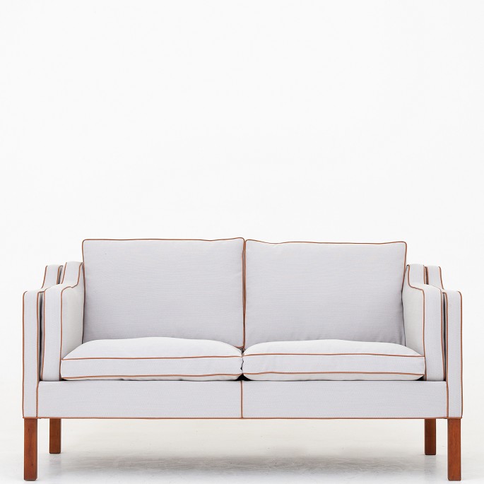 Børge Mogensen / Fredericia Furniture
BM 2212 - Reupholstered 2-seater sofa in textile - Steelcut Trio (color 105) 
with piping in Elegance Walnut leather and teak legs.
Vidste du, at BM 2212-sofaen (1962) blev tegnet til arkitektens eget hjem? 
Sofaen fås i flere varianter.
Availability: 6-8 weeks
Renovated
