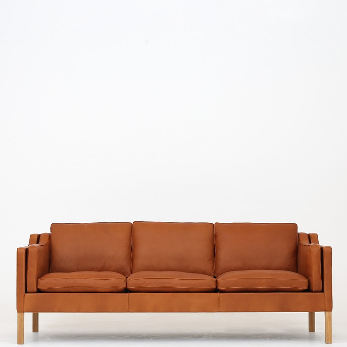 Børge Mogensen / Fredericia Furniture
BM 2213 - Nybetrukket 3 pers. sofa i Klassik Cognac-læder med ben i eg.
Vidste du, at BM 2213-sofaen (1962) blev tegnet til arkitektens eget hjem? 
Sofaen fås i flere varianter.
Leveringstid: 6-8 uger
Ny-restaureret
