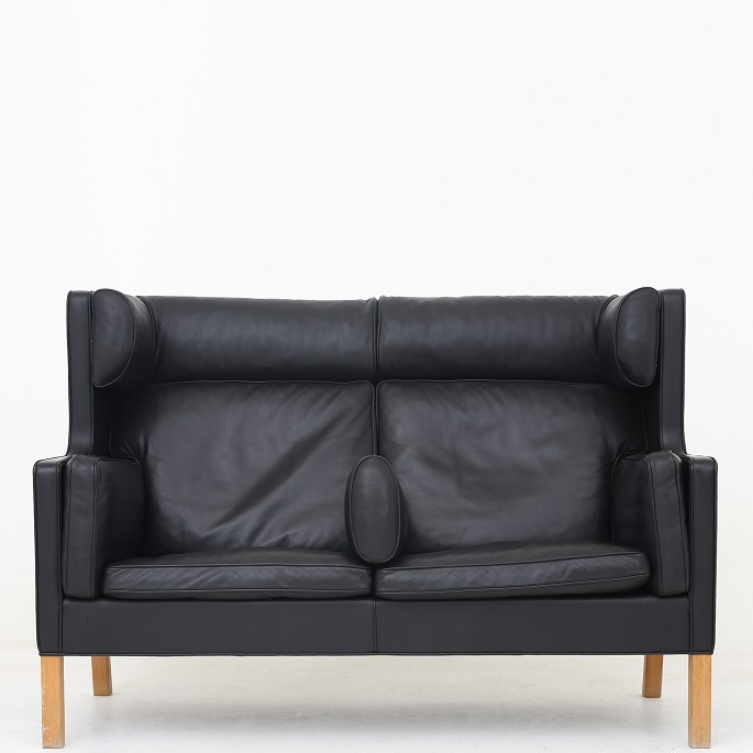 Børge Mogensen / Fredercia Furniture
BM 2192 - 2-seater Coupe sofa in black leather and legs in oak.
1 pc. in stock
Good condition
