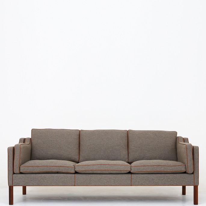 Børge Mogensen / Fredericia Furniture
BM 2213 - 3 pers. sofa i nyt tekstil (Hallingdal 65, farvekode 227) med keder i 
anilinlæder (Klassik Cognac). KLASSIK tilbyder sofaen i tekstil og læder efter 
eget valg. Kontakt os venligst for mere information.
Vidste du, at BM 2213-sofaen (1962) blev tegnet til arkitektens eget hjem? 
Sofaen fås i flere varianter.
Leveringstid: 6-8 uger
Ny-restaureret
