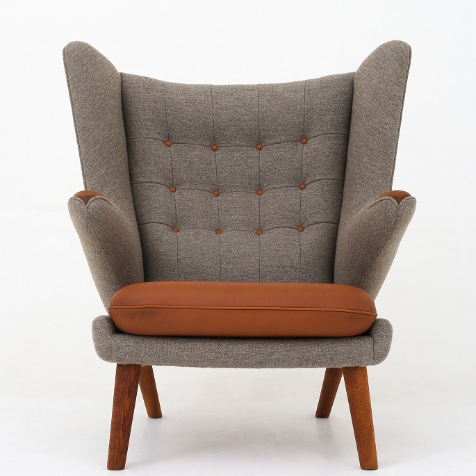 Hans J. Wegner / AP Stolen
AP 19 - Reupholstered Papa Bear Chair in new Hallingdal 65 wool (colour code 
227) and seat and buttons in Elegance Walnut aniline leather. KLASSIK offers the 
chair in textile or leather of your choice.
Contact us regarding stock
Renovated
