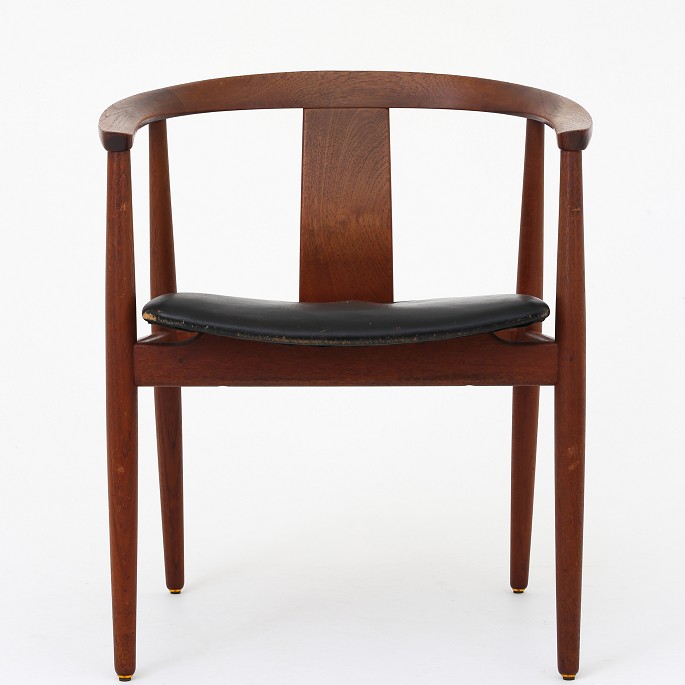 Tove & Edvard Kindt-Larsen
Armchair in teak and black patinated leather.
1 pc. in stock
Good, used condition
