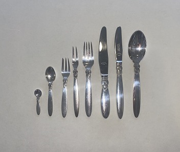 Cactus cutlery, something before 1945
Georg Jensen
Sterling silver
1 soup spoon, 6 knives, 625 KR. per pcs., 6 lunch forks and 3 dessert spoons, 
600 KR. per pcs., 12 cake forks (all before 1945) DKK 425. per pcs., 12 coffee 
spoons 275 KR. per PCS.
