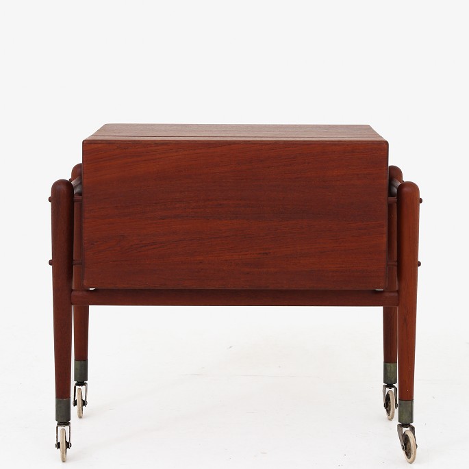 Finn Juhl / Bovirke
Rare sewing table in teak and maple on wheels from the 1950s.
1 pc. in stock
Good condition
