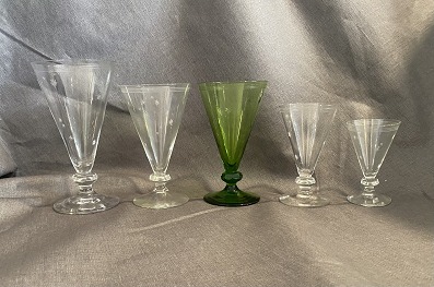 Stjerneborg glas
Holmegård
Rødvin H: 15 cm, hvidvin H: 13 cm, portvin H: 10,5 cm, snaps H: 8,5 cm
Rødvin 150 KR., hvidvin 100 KR., portvin 50 KR., snaps 25 KR.
Jacob Bang
Div.
