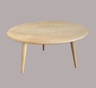 Round coffee table
Andreas Tuck, marked
Solid oak
Diameter: 100 cm, Height: 50 cm
Minor traces of use
Hans J. Wegner,  marked
1
