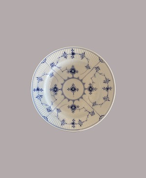 Mussel-painted, fluted plate no. 175, 177 and 178
Royal Copenhagen
No. 175 (11): D: 25 cm, 475 DKK,
No. 177 (3): D: 22 cm, 425 DKK,
No. 178 (1) D: 21 cm, 400 DKK
