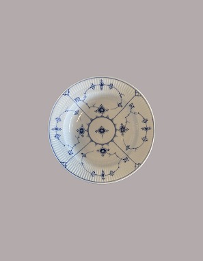 Mussel-painted fluted deep plate, no. 165, 167 and 168
Royal Copenhagen
No. 165 (6): 21.5 cm, 400 DKK,
No. 167 (3): 23 cm DKK,
No. 168 (6): 24 cm, 425 DKK
