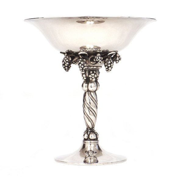 Early Georg Jensen sterlingsilver grape tazza 263 period 1925-32. H: 18,8cm. W: 
517gr