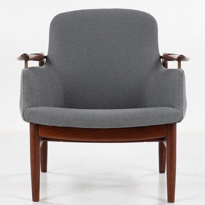 Finn Juhl / Niels Vodder
NV 53 - Sjælden lænestol i massiv teak med mørkegråt tekstil. Stemplet fra 
snedkermester. Formgivet i 1953.
1 stk. på lager
Pæn stand

