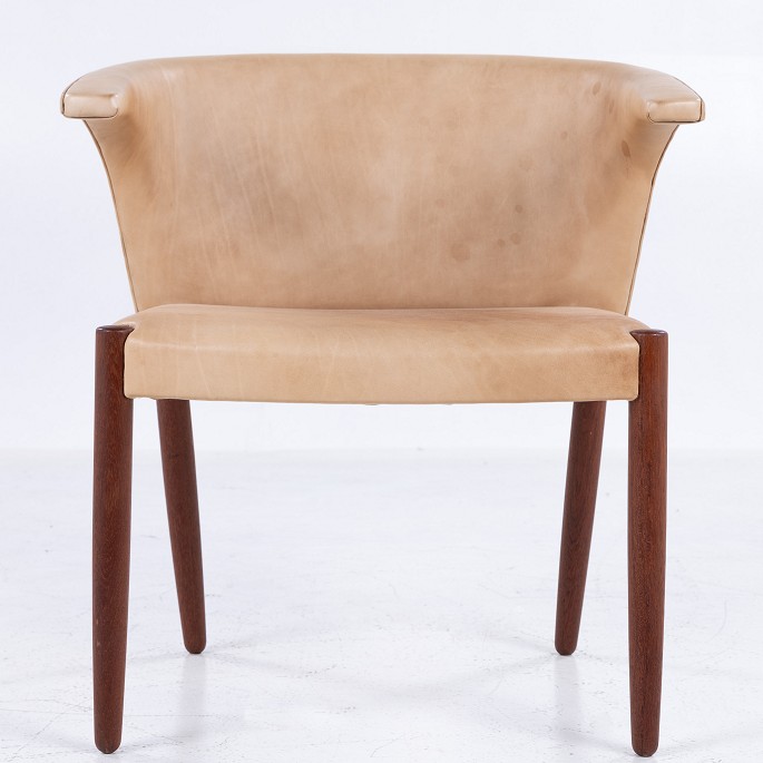 Ludvig & Eskild Pontoppidan / Own workshop
Rare armchair in teak upholstered in Rustic leather. Designed in 1962.
8 pcs. på lager
Good, used condition
