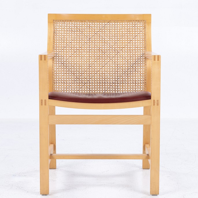 R. Thygesen & J. Sørensen / Botium
7512 - Arm chair from the "Kings Series" in ash and red leather.
1 pc. in stock
Good, used condition
