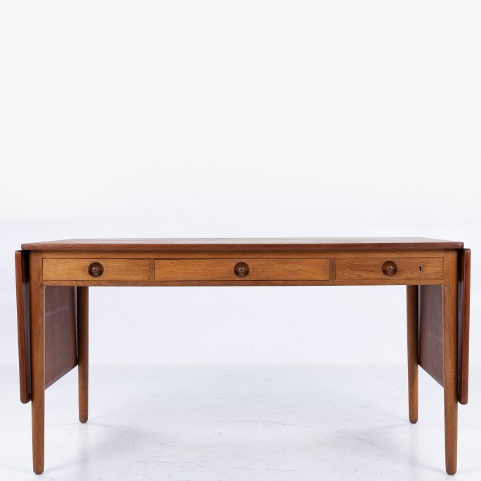 Hans J. Wegner / Andreas Tuck
AT 305 - Desk in teak and oak with flaps and three drawers.
1 pc. in stock
Good condition
