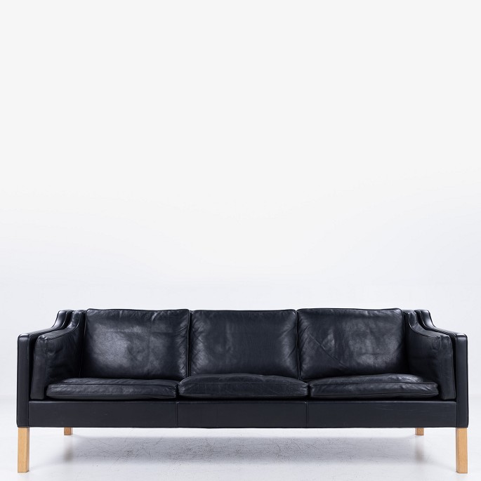Børge Mogensen / Fredericia Furniture
BM 2213 - 3 seater sofa in original black leather with legs in oak.
1 pc. in stock
Good, used condition
