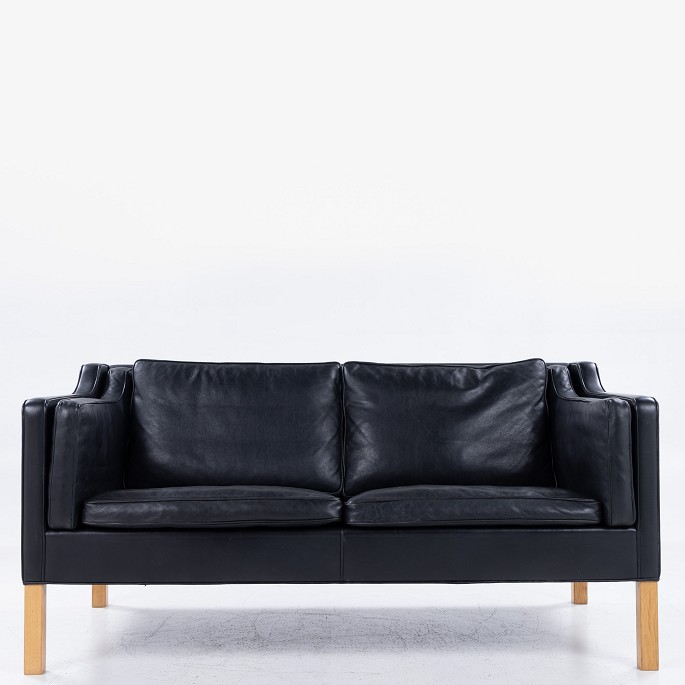 Børge Mogensen / Fredericia Furniture
BM 2212 - 2 seater sofa in original black leather with legs in oak.
1 pc. in stock
Good, used condition
