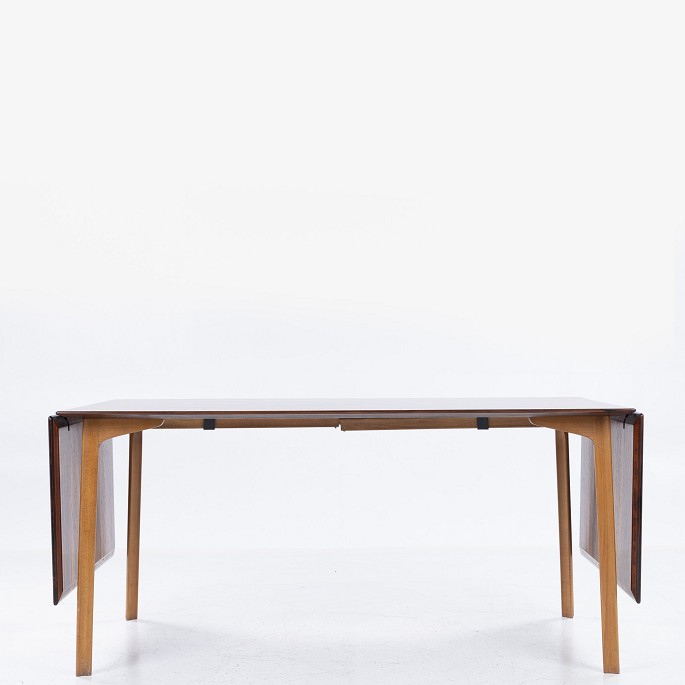 Arne Jacobsen / Fritz Hansen
‘Grand Prix’ dining table with rosewood flaps and beech frame.
1 pc. in stock
Good, used condition
