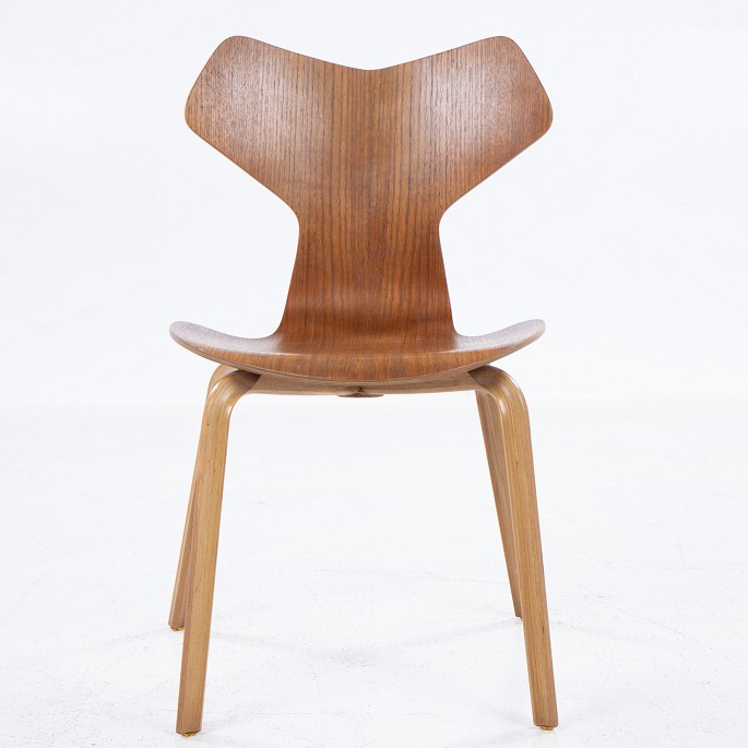 Arne Jacobsen / Fritz Hansen
AJ 3130 - ‘Grand Prix’ chair in teak and beech with wooden legs (early 
edition).
1 pc. in stock
Good, used condition
