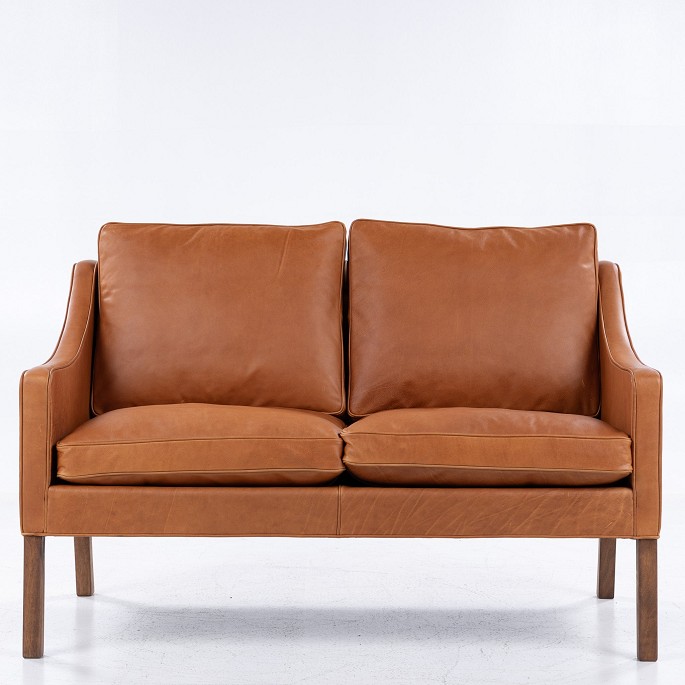 Børge Mogensen / Fredericia Furniture
BM 2208 - Reupholstered 2-seater sofa in cognac ‘Vitoria’ aniline leather 
(colour: Saddle-K).
ABOUT THE ITEM: This is an original 2-seater sofa by Børge Mogensen, produced 
by Fredericia Furniture. The sofa is second-hand, but has been reupholstered by 
our experienced upholstery workshop in Denmark. It appears as new and has a 
2-year warranty. It is offer