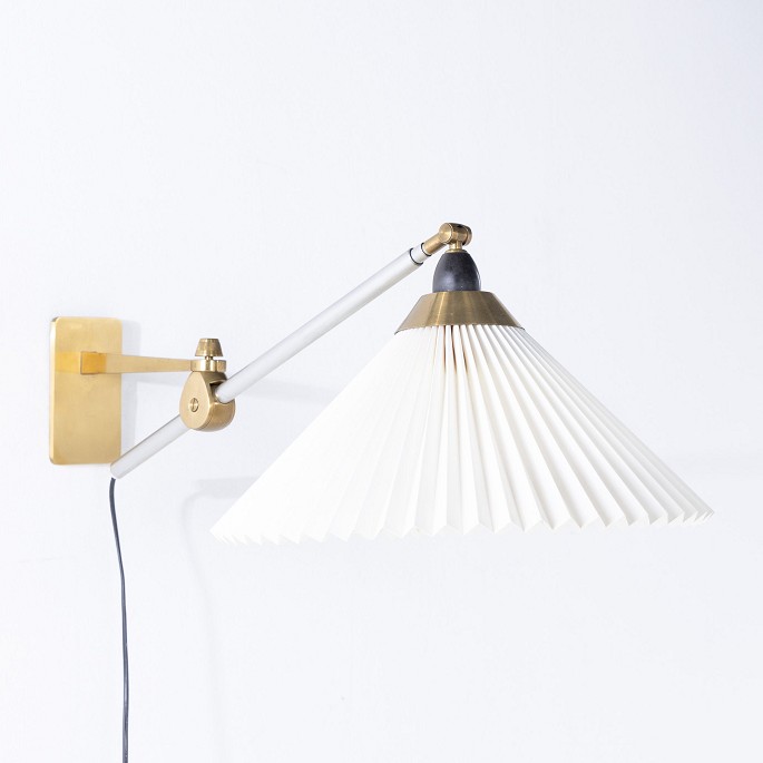 Orla & Peter Hvidt & Mølgaard / Le Klint
Rare wall lamp in brass with pleated shade.
1 pc. in stock
