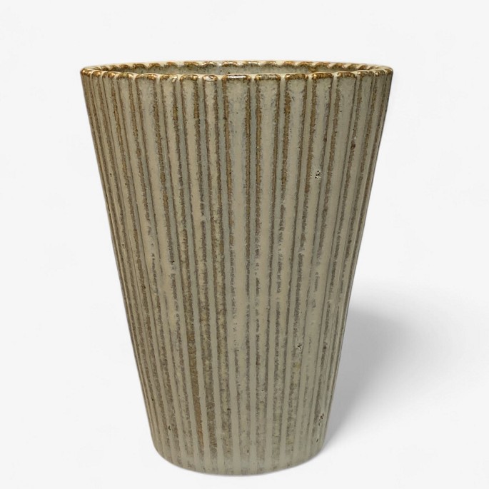 Arne Bang
Rifled stoneware vase with light brown glaze.
1 pc. in stock

