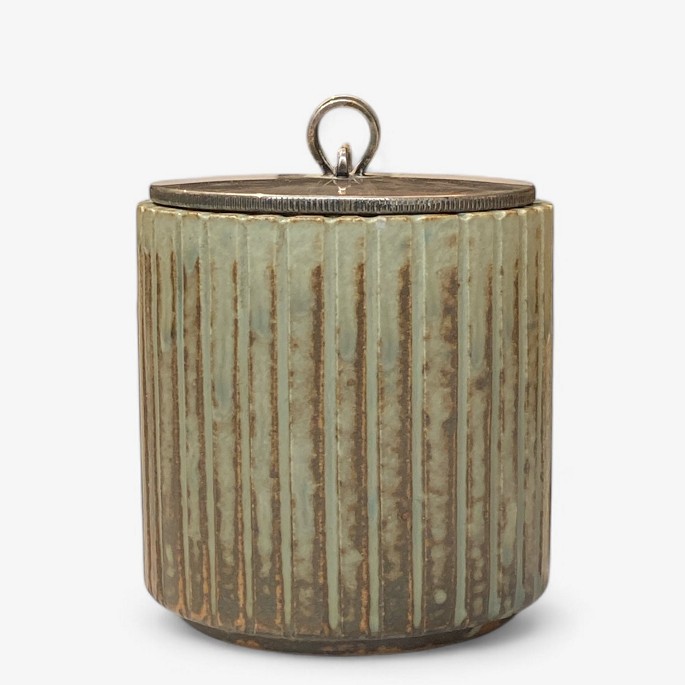 Arne Bang
Lid jar in fluted stoneware with blue-green glaze.
1 pc. in stock
