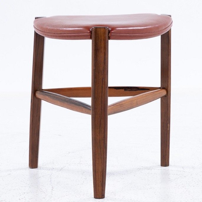 Tove & Edvard Kindt-Larsen / Gustav Bertelsen
Stool with three legs in rosewood and red leather.
1 pc. in stock
