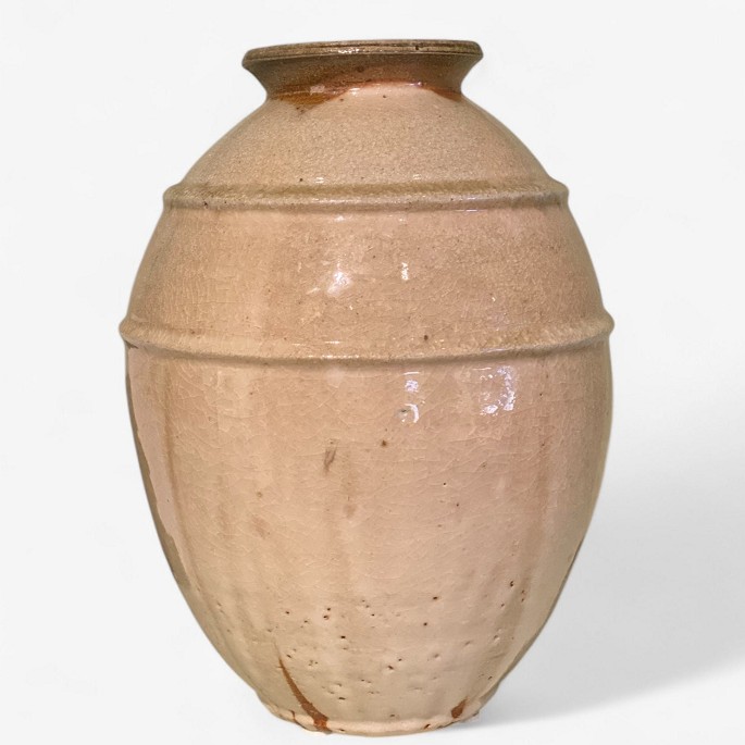 Gregory Hamilton / Tolne
Rund vase i stentøj med glasur i jordlige nuancer og detaljer.
1 stk. på lager
