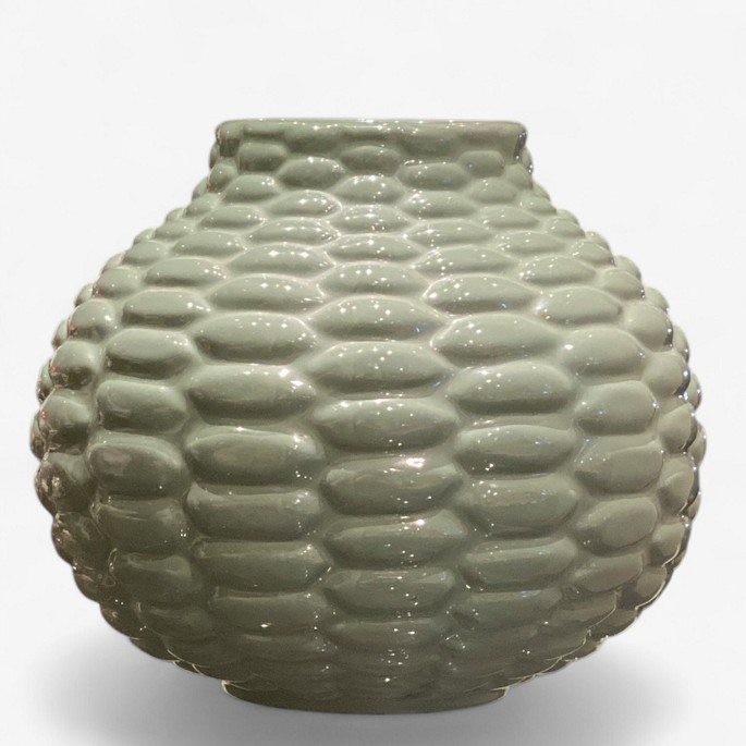 Axel Salto / Ipsens Enke.
Vase i terakotta med grøn glasur. Formgivet i 1951. Stemplet fra producent.
1 stk. på lager
