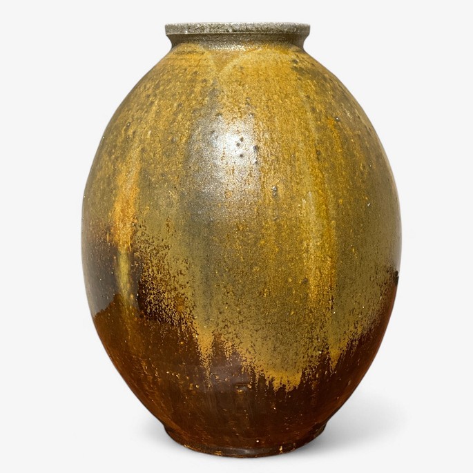 Gregory Hamilton / Tolne.
Rund vase i stentøj med grønlig glasur.
1 stk. på lager
