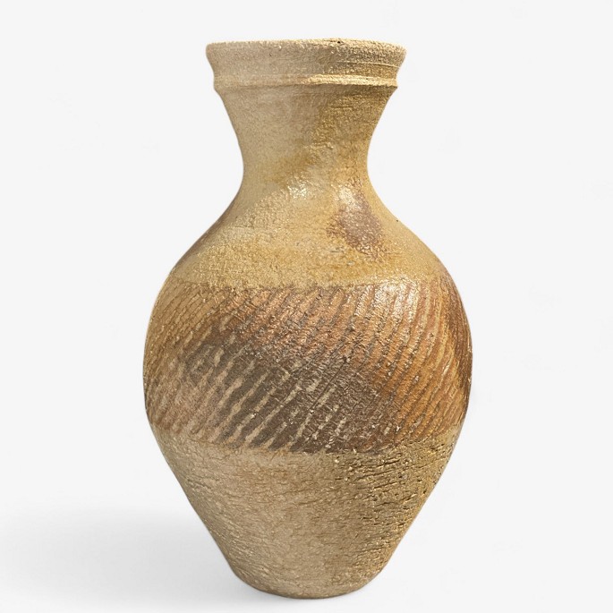 Gregory Hamilton / Tolne.
Højhalset vase i stentøj med mønster.
1 stk. på lager
