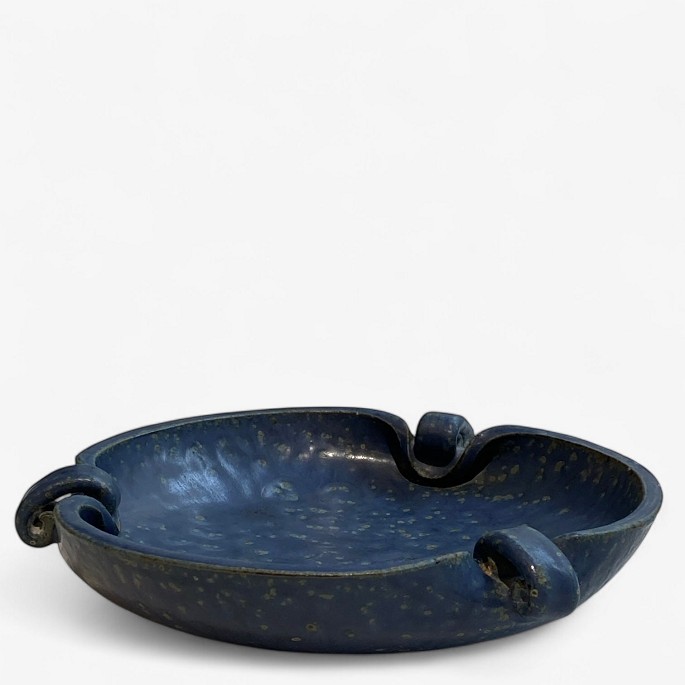 Arne Bang / Holmegaard Stentøj.
Model AB 206 - Organically shaped dish in stoneware with blue glaze. Signed.
1 pc. in stock
