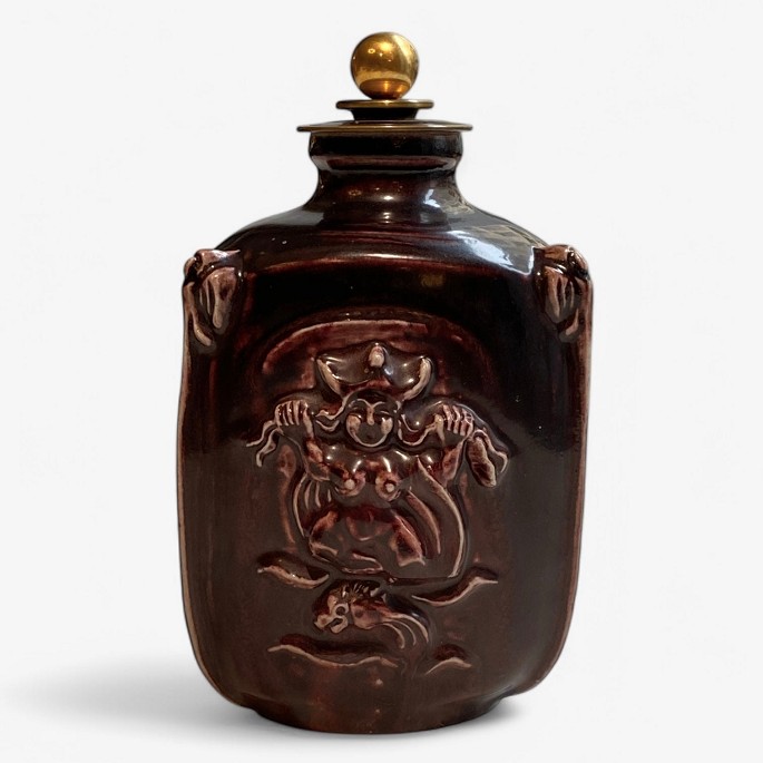 Bode Willumsen / Royal Copenhagen.
Lågkrukke i stentøj (model 20124) m. okseblodsglasur og bronzelåg af Knud 
Andersen. Signeret.
1 stk. på lager
