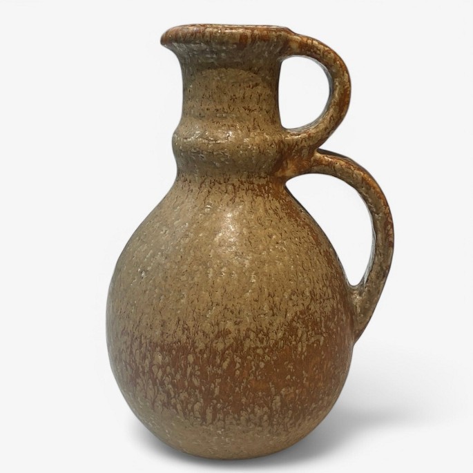 Edith Sonne / Saxbo.
Large jug in stoneware w. earthly colors. Signed and stamped from manufacturer.
1 pc. in stock
