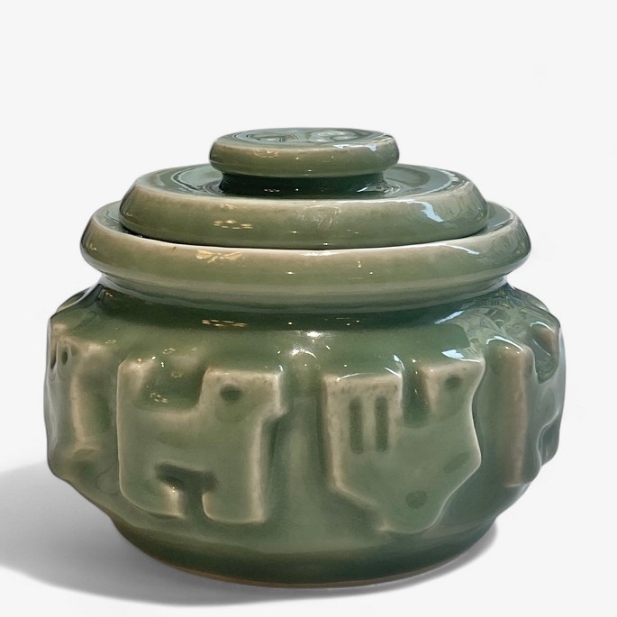 Jørgen Mogensen / Royal Copenhagen.
Lågkrukke i stentøj og celadonglasur m. fuglemotiver. (model 21704). Signeret.
1 stk. på lager
