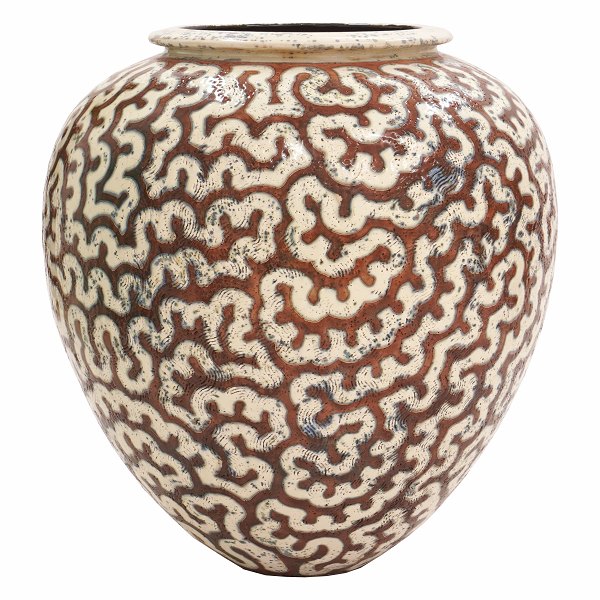 Grosse Per Weiss,  Dänemark, Steinzeugvase mit brauen und blauen organischen 
Dekorationen. Signiert. H: 63cm. D: 63cm