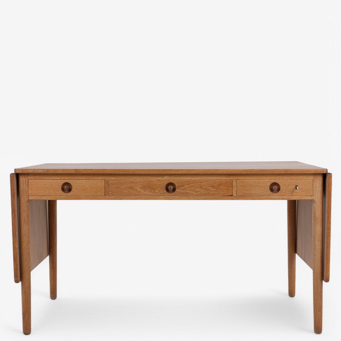 Hans Wegner / Andreas Tuck.
AT 305 - Skrivebord i eg m. klapper og tre skuffer.
1 stk. på lager
