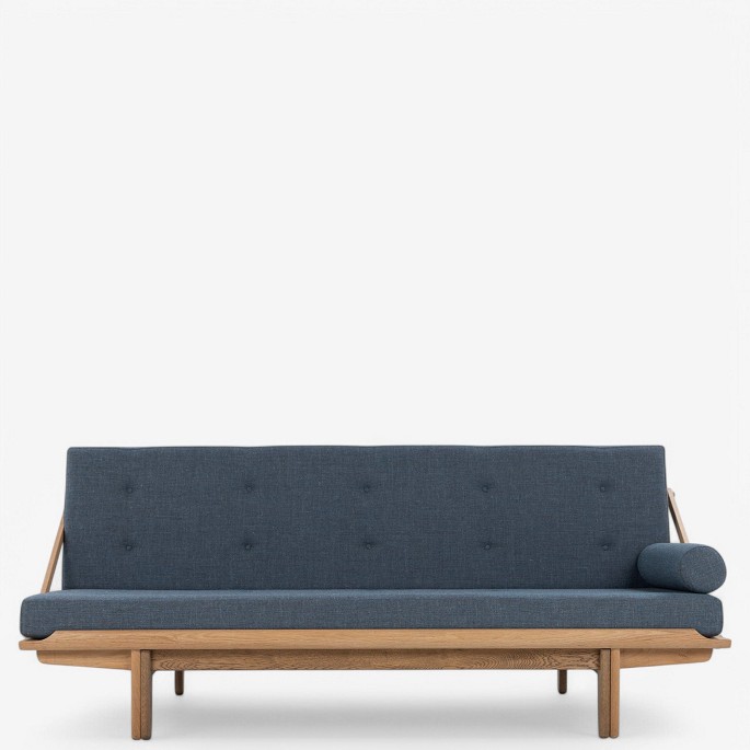 Poul Volther / Klassik Studio.
Daybed i sæbebehandlet og røget eg m. hynde i blåt 