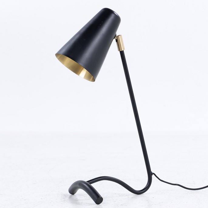 Klassik Studio.
Bordlampe i sortlakeret messing.
1 stk. på lager
