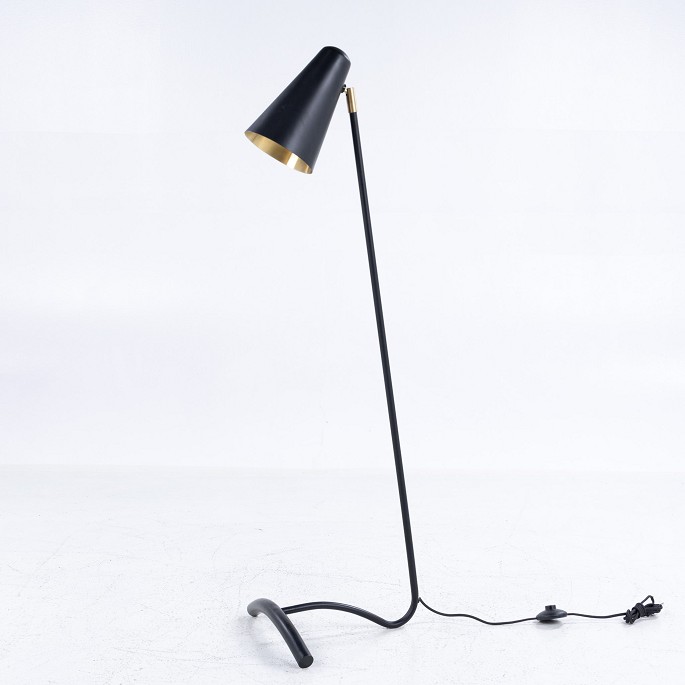 Klassik Studio.
Standerlampe i sortlakeret messing.
1 stk. på lager
